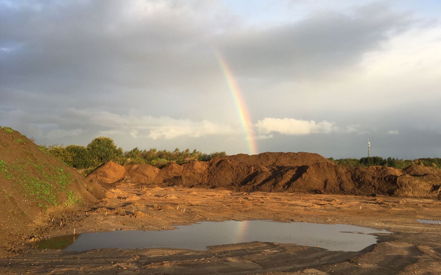 Regnbue over arkæologisk udgravning